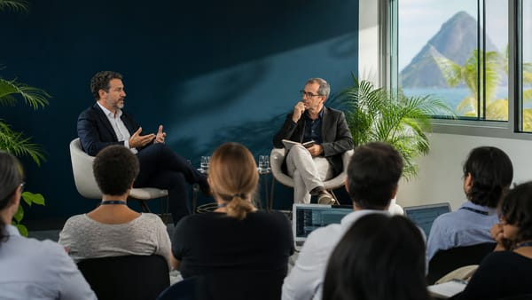 Dos especialistas dialogan ante una audiencia durante una conferencia académica de tecnología y gobernanza de datos.